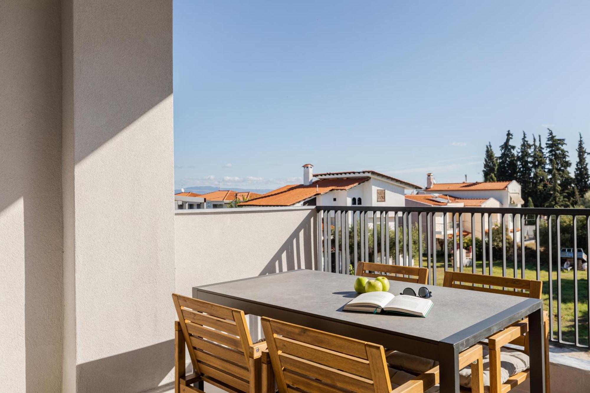 The 8 Suites Polychrono Bagian luar foto